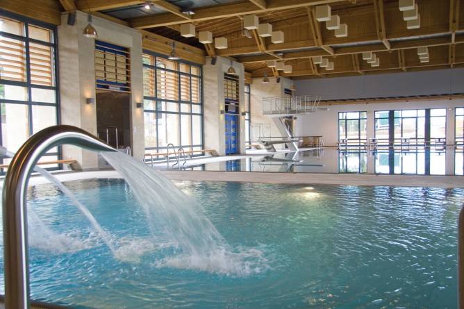 露天泳池一起来玩水游泳清凉一夏,南京空气能恒温泳池热泵