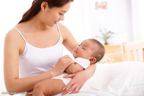 新生婴儿夜里一直哭个不停,婴儿一直哭要抱着才能睡怎么办