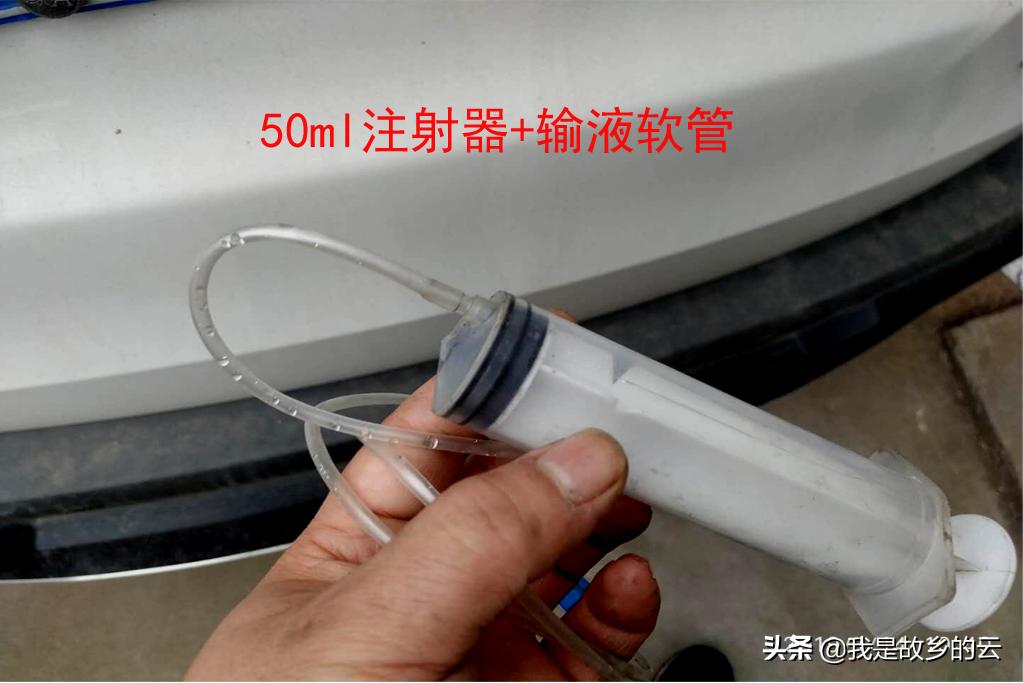 车子机油加多了怎么吸出来,机油不小心加了点点水