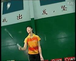 羽毛球如何确认击球点和击球时机,怎样解决羽毛球击球点靠后的问题