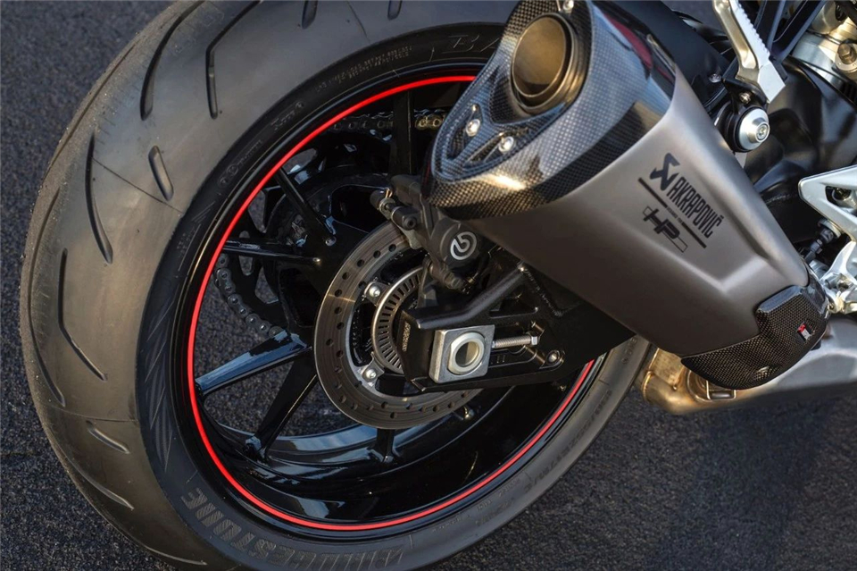 宝马最新s1000rr摩托车,宝马新款四缸街车s1000r谍照曝光