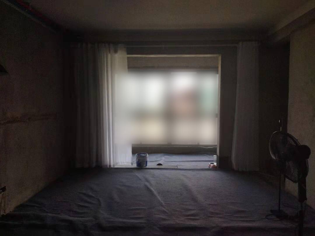 95后女孩,打工10年,首付28万买毛坯房,却被骂上热搜,为啥?