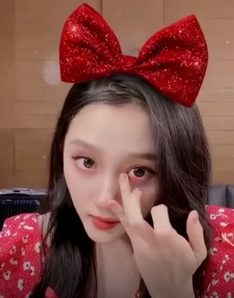 关晓彤亮闪闪的眼妆,关晓彤用口红涂眼妆