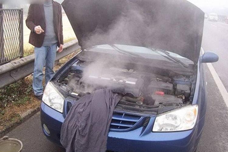 百分之九十老司机都不知道的问题,汽车开锅的正确处理方法