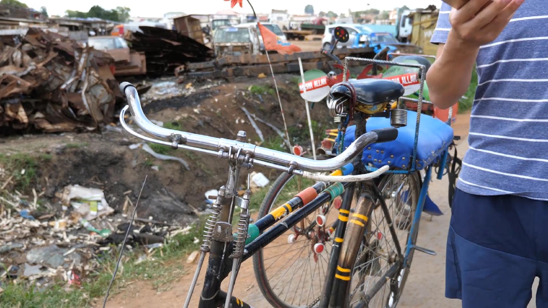 非洲最独特旅游观光车,2元游全城每车仅1人,黑人靠它赚钱养家