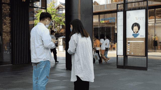 太古里的年轻人耳机在放什么？