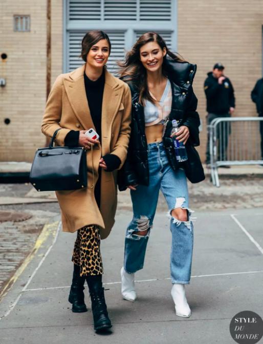 驼色大衣配黑色微喇裤,驼色大衣搭配黑色工装裤