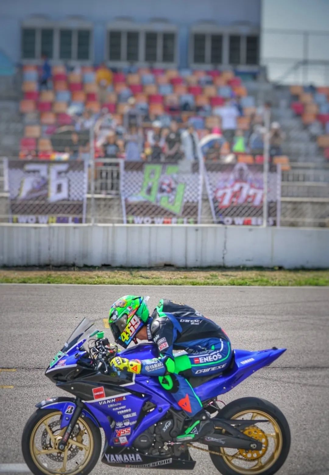 为拿不到偶像签名照而苦恼？看鹿晗、王一博上演教科书式的追星