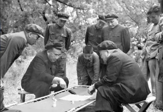 1953年，*德朱**与彭德怀下棋，*小平邓**观战不语，最终胜负如何？