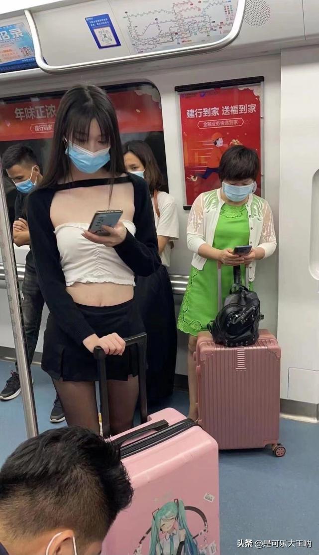 股票沙雕图,股票大跌一脸绿光搞笑图片