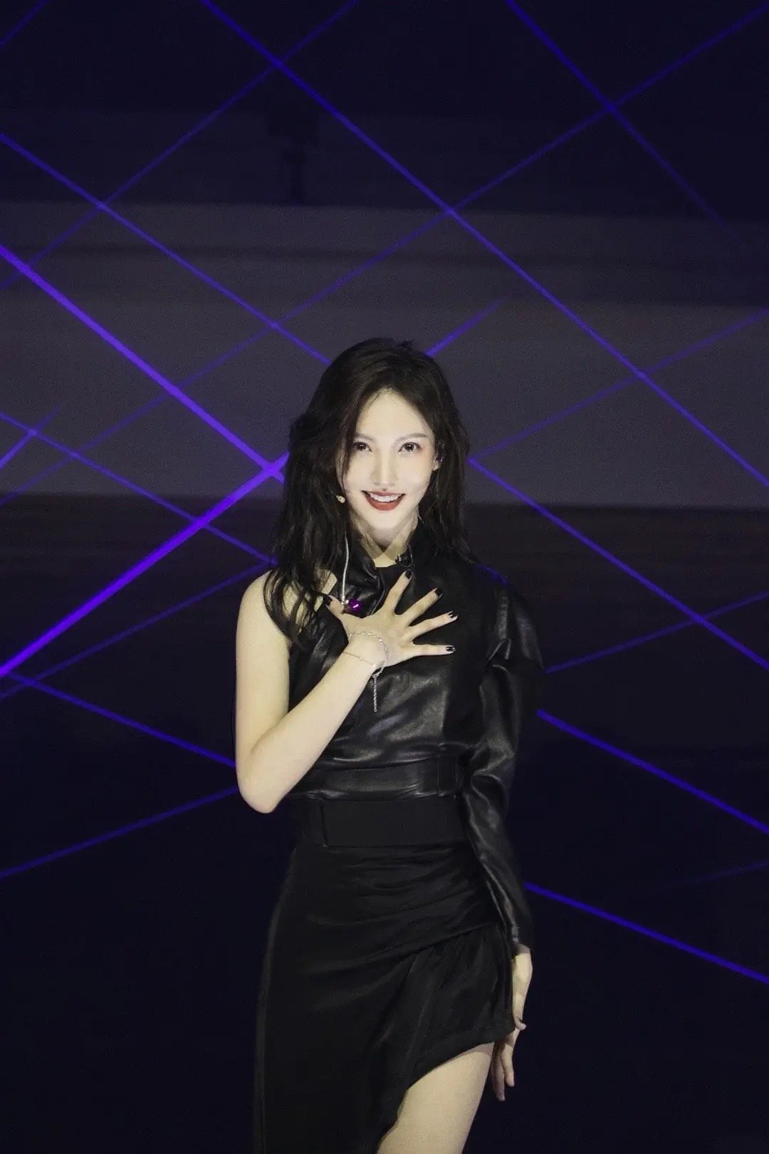 金晨舞蹈生路透,金晨露背公主裙配发型