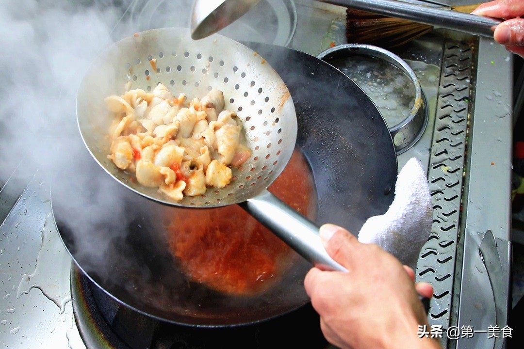 鲈鱼这个做法火了比清蒸的鲜香,鲈鱼不用清蒸这样做也很好吃
