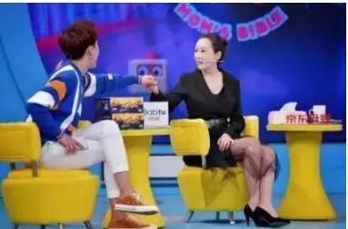 亿万名媛抱女儿,香港名媛抱五个月宝宝跳楼