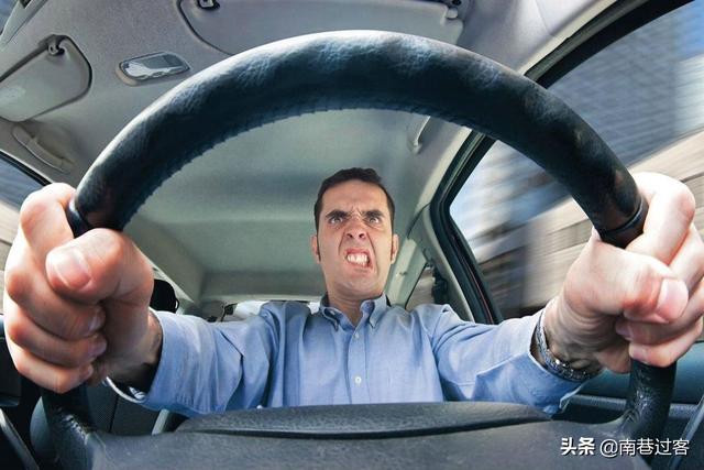 遇到后车开远光怎么办,开车遇到对面开远光灯咋办