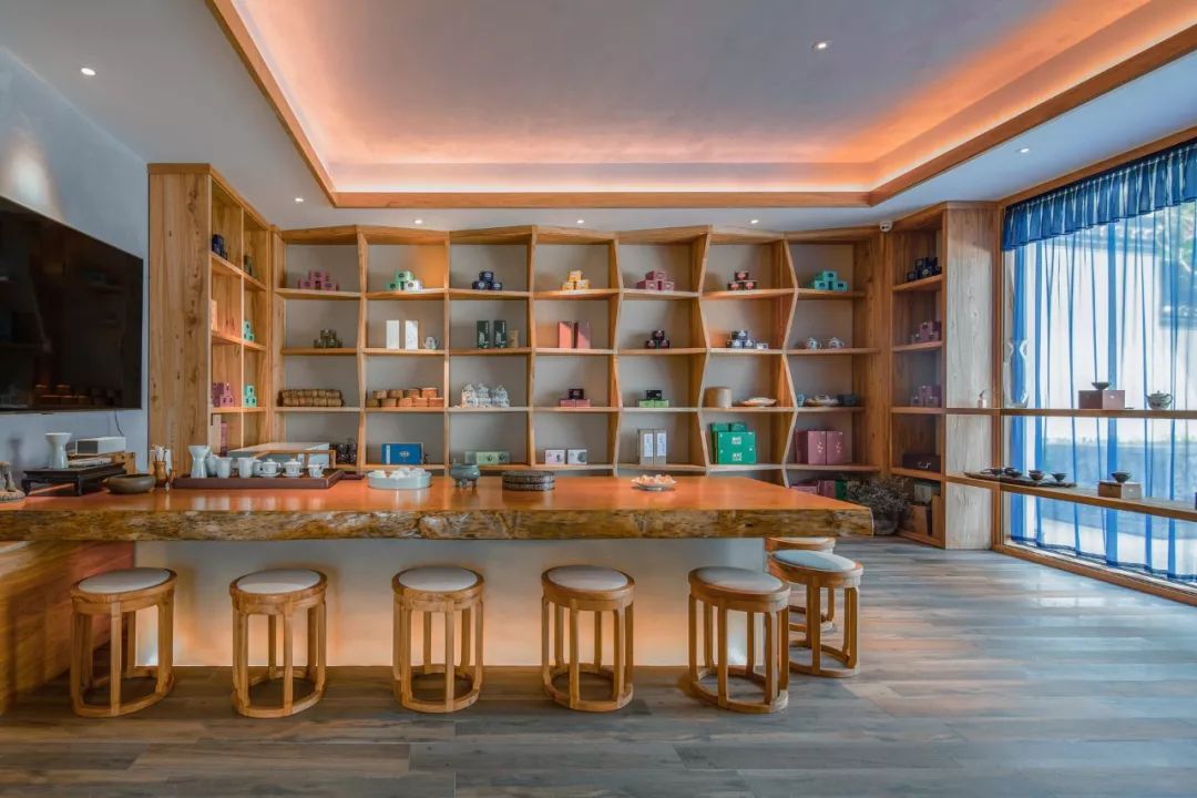 秋日河畔画中小镇，隐于茶园流水，山水间三店新开旅居吃茶慢生活