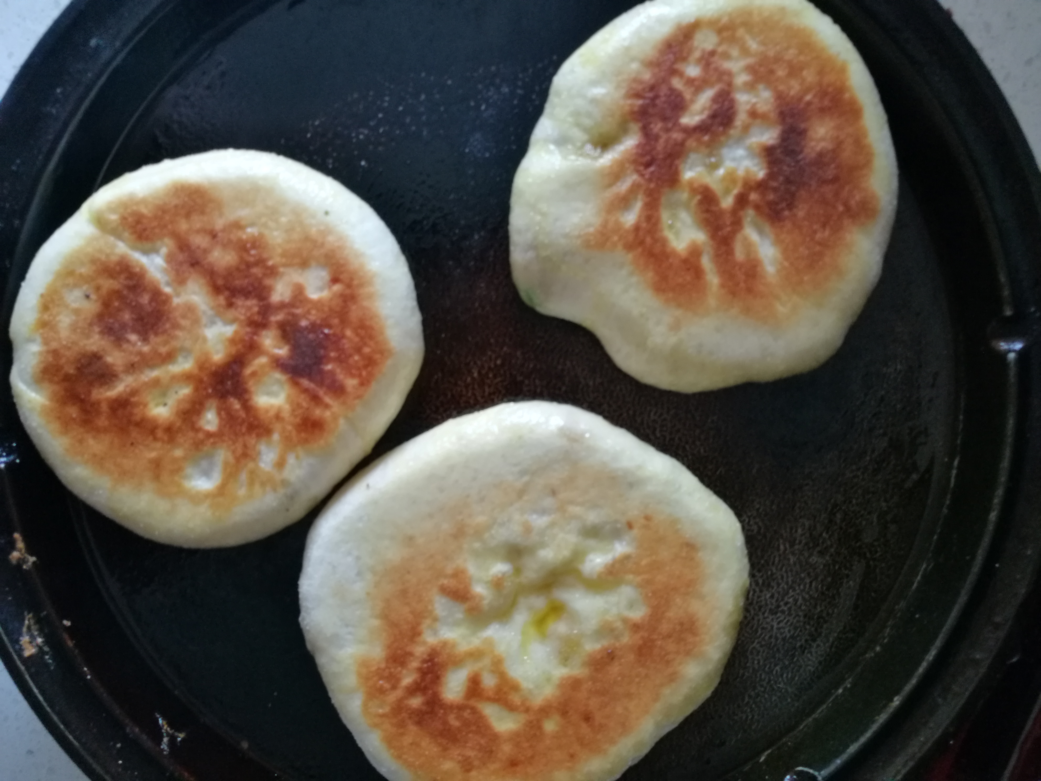 1碗面粉3个鸡蛋自己在家做小面包,1碗面粉一碗水做饼