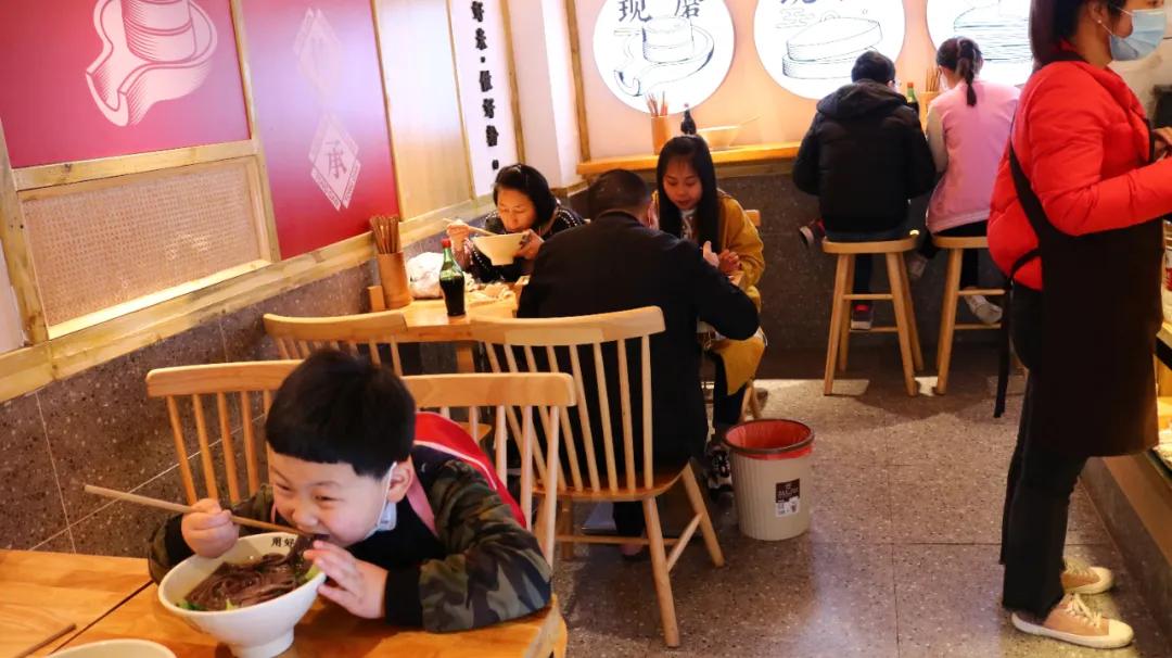 我只吃小面！打卡了这家手工粉后我真香了