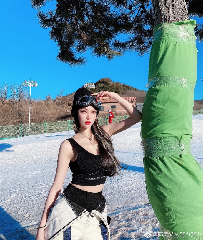 坐牢5年躺赚300万，郭美美的糜烂生活，扯掉多少网红的遮羞布