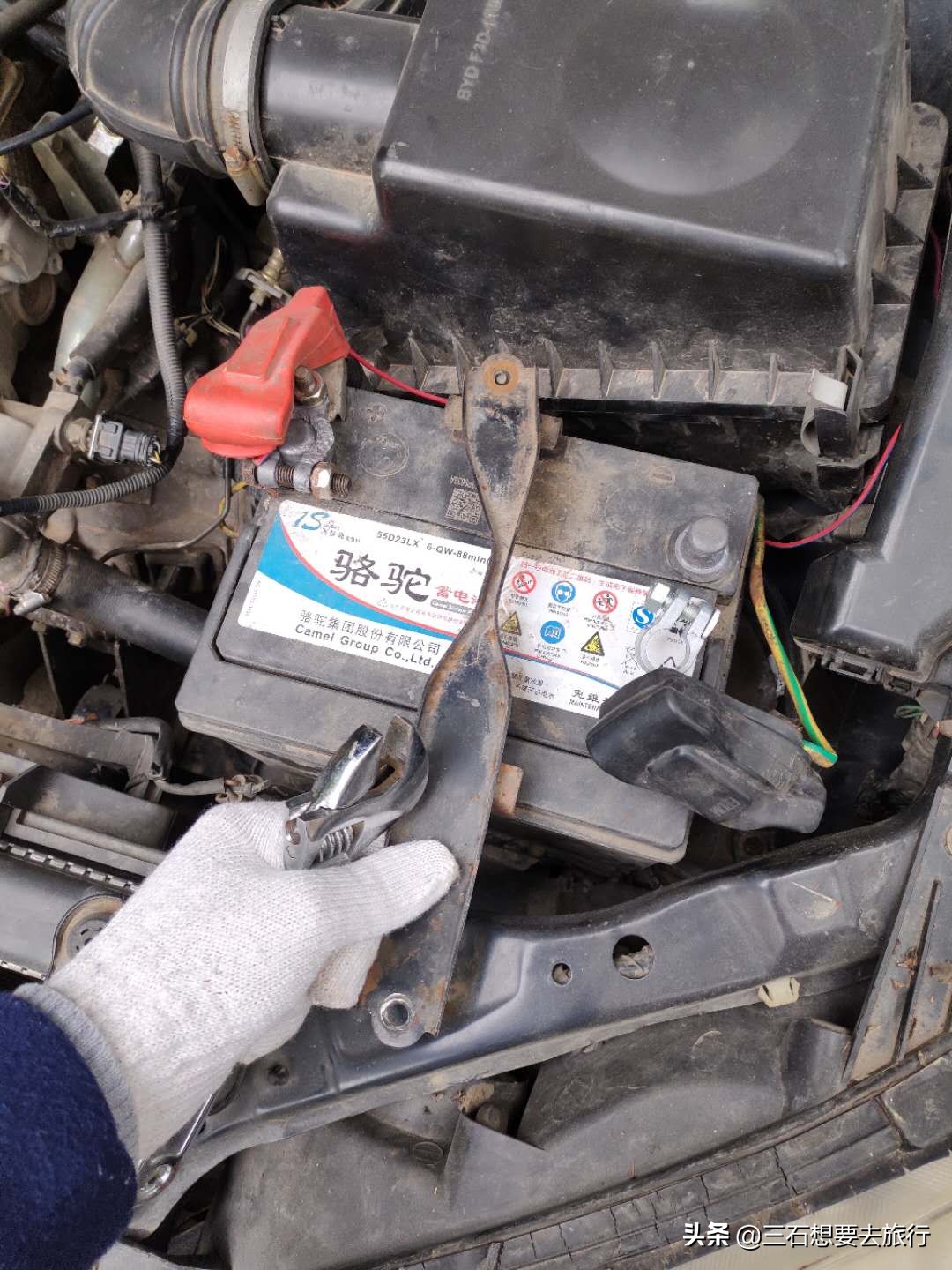 手自一体车辆电瓶没电的自救方法,汽车电瓶没电自救方法正负极