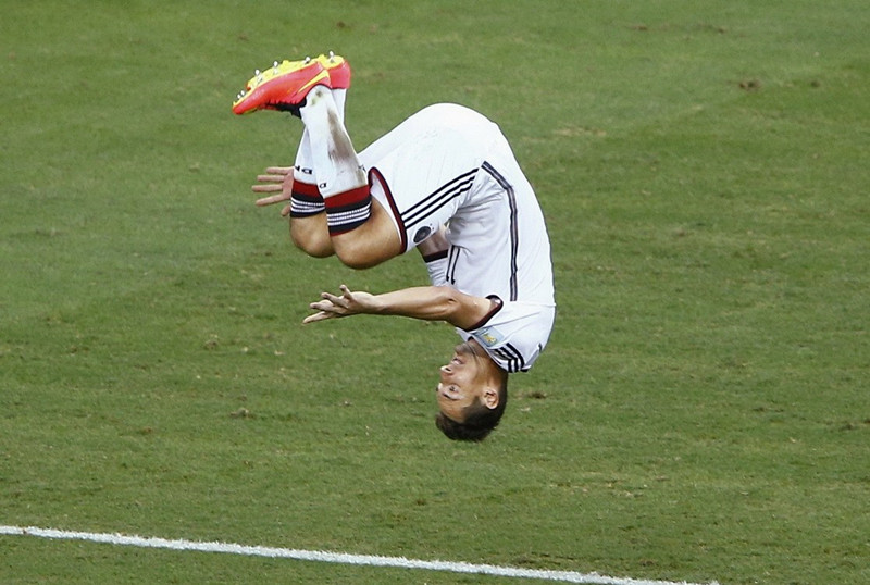 体坛十大感人瞬间：梅西、科比上榜，篮球励志帝惊动了NBA球星