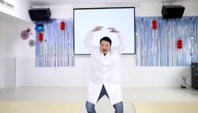 湖南郴州：医生给精神病患者跳猩猩舞，网友：患者把医生治好了