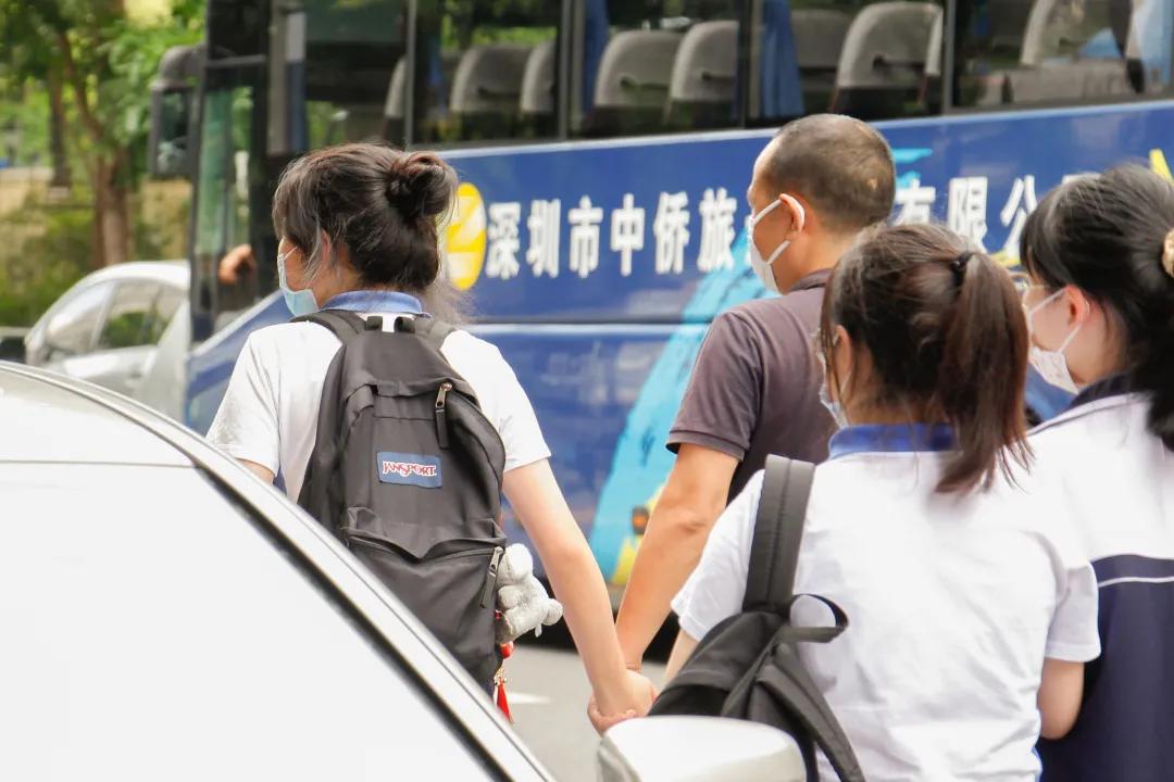 萌娃、萌宠纷纷抢镜!今年高考作文,深圳学生躺赢?