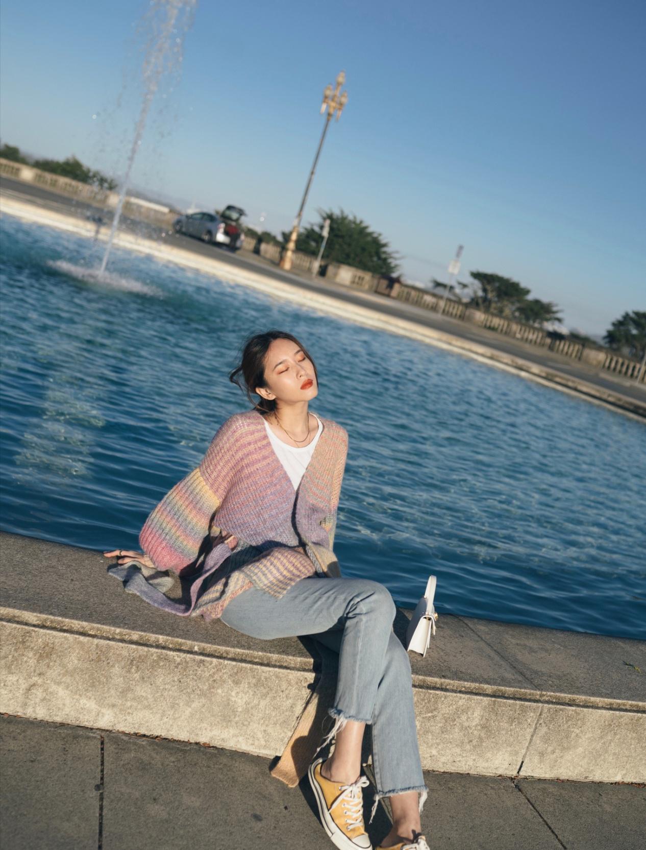 简约穿搭look时尚有品位,简约时尚的穿搭凸显女性慵懒气息