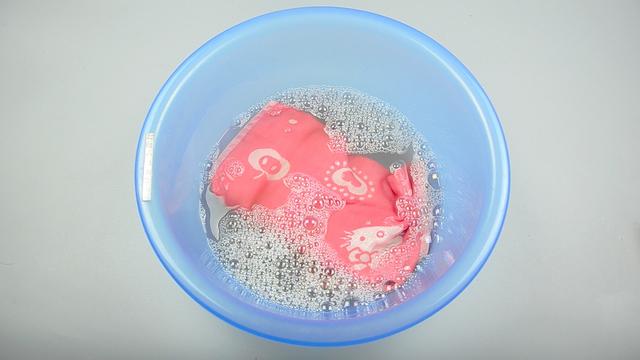 毛巾脏了拿盐和牙膏和什么洗干净,毛巾脏了别用开水煮教你一招