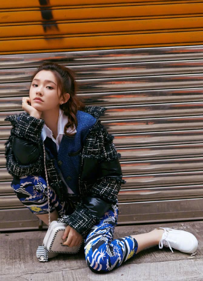 林允怎么穿牛仔裤,林允衣着清凉大秀香肩小蛮腰