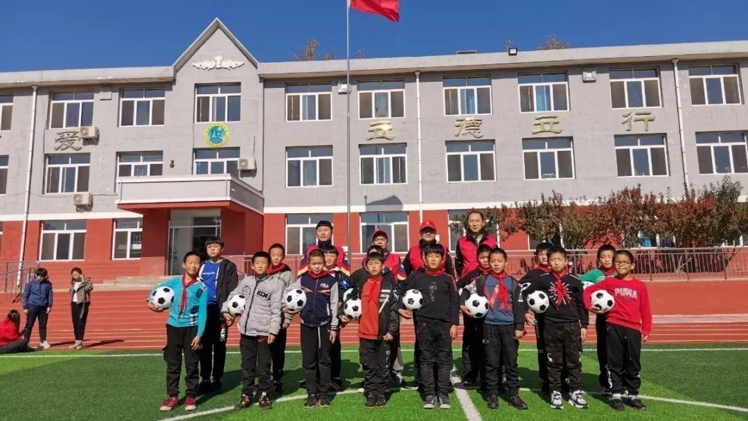 特写｜扎心了，这位绿茵法官“工作执勤”“云上充电”两不误