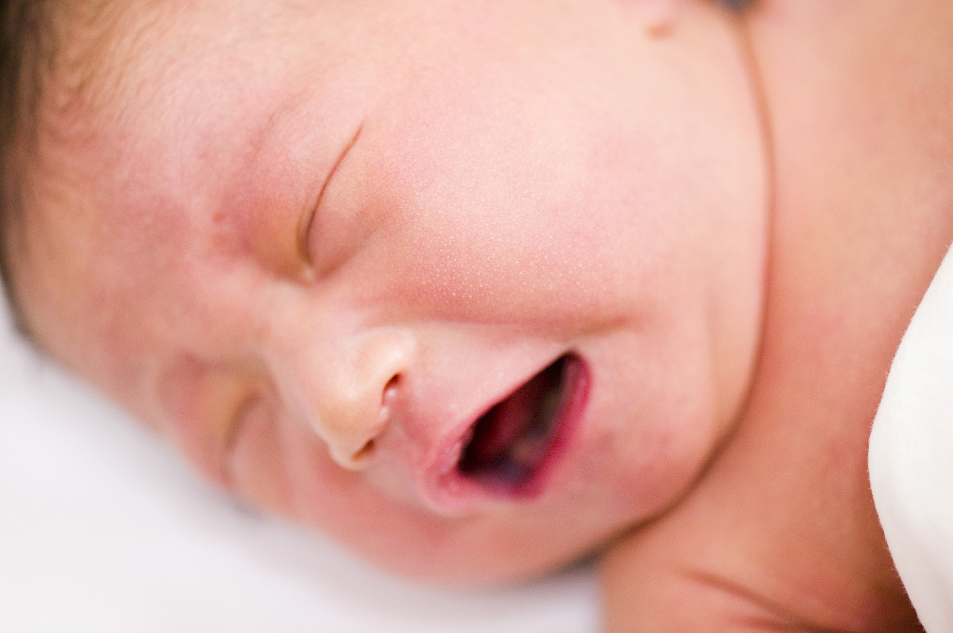 宝宝出月子之后总是哭怎么回事,出月子里的婴儿特别能睡正常吗