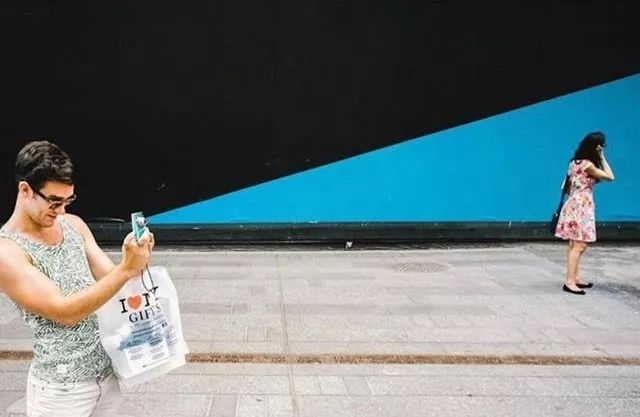 从没见过！在街上拍到了老爷爷头上喷白雾！原因......其实很好玩