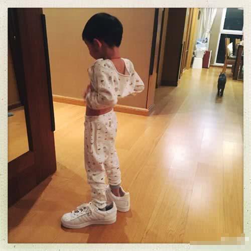 儿童喜欢闻鞋子心理分析,有关小孩喜欢挑衣服穿的心理