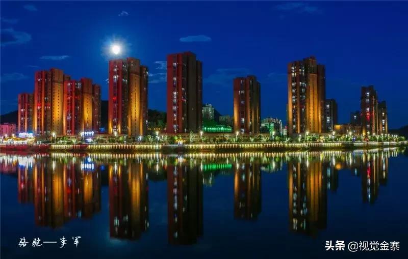 金寨城市夜晚霓虹灯璀璨,金寨山城夜景美景