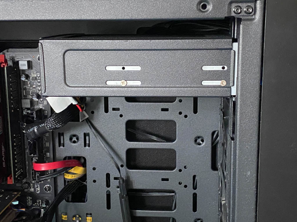 现在的机箱只能装一个机械硬盘,侧透机箱能装光驱