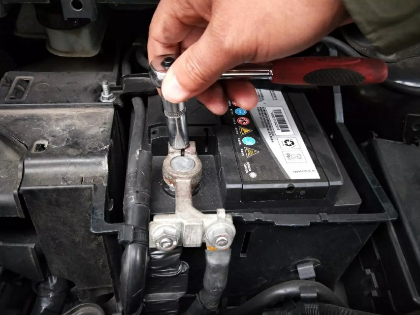 怎样检测电瓶漏电电流多少算正常,怎样用灯泡检测电瓶漏电