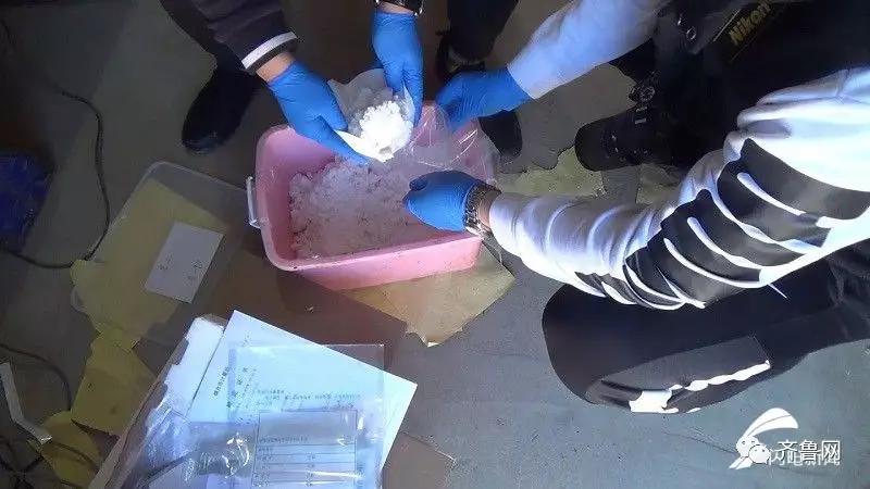 戴防毒面具的小伙,戴着防毒面具探索废弃的化学工厂