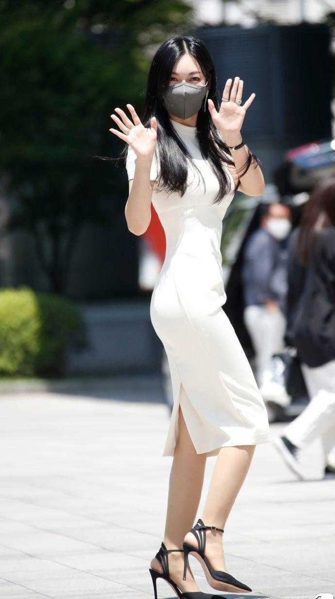 金素妍穿绿色长裙,金素妍黑色裙子