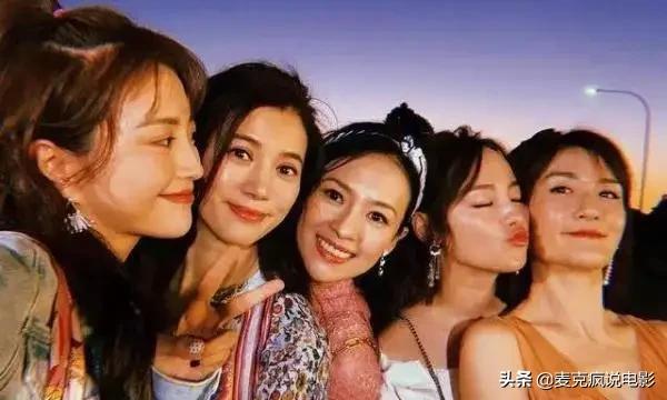 她们从周星驰电影的晶女郎变为了“辣妈”，43岁的她简直是逆生长