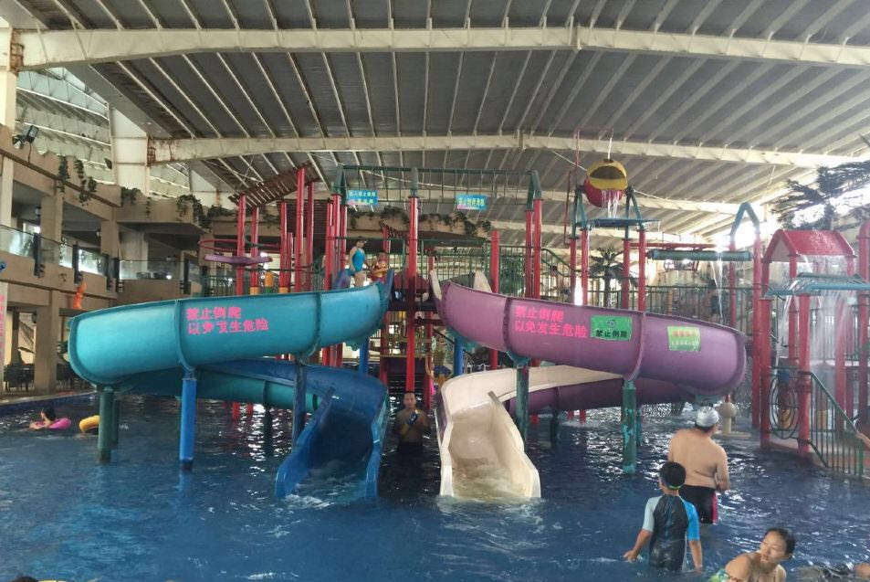 好似北京闹市中的瑶池仙境，使紧张的神经放松，运河苑温泉水世界