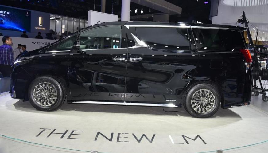 雷克萨斯LM，官方报价116.60万起，有七座四座供大家选择