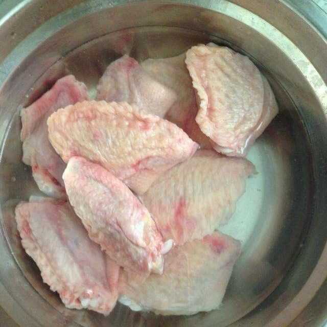 香辣红烧鸡翅,红烧鸡翅怎么做又嫩又好吃