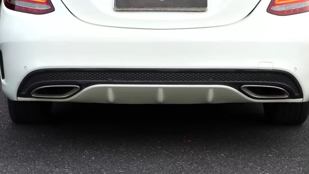 评两代奔驰C级：颜值就是战斗力