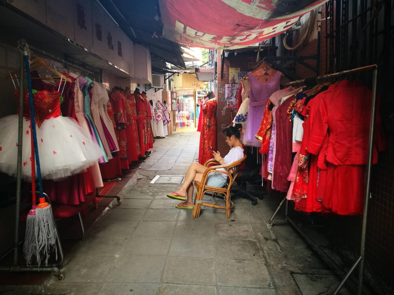 广有一条贩卖幸福的街,每天来这里的人,99%都是办喜事的