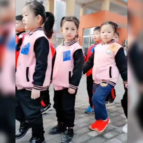 霸气侧漏的小女孩,霸气女孩走姿