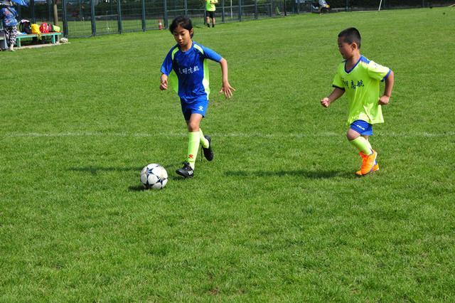 变向转身过人,转身过人和变向过人哪个实用