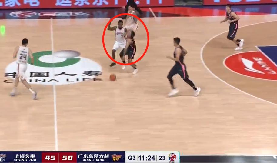 3次漏判！56号裁判为何吹王怀玉技术犯规？他让赵睿莫再责备小弟