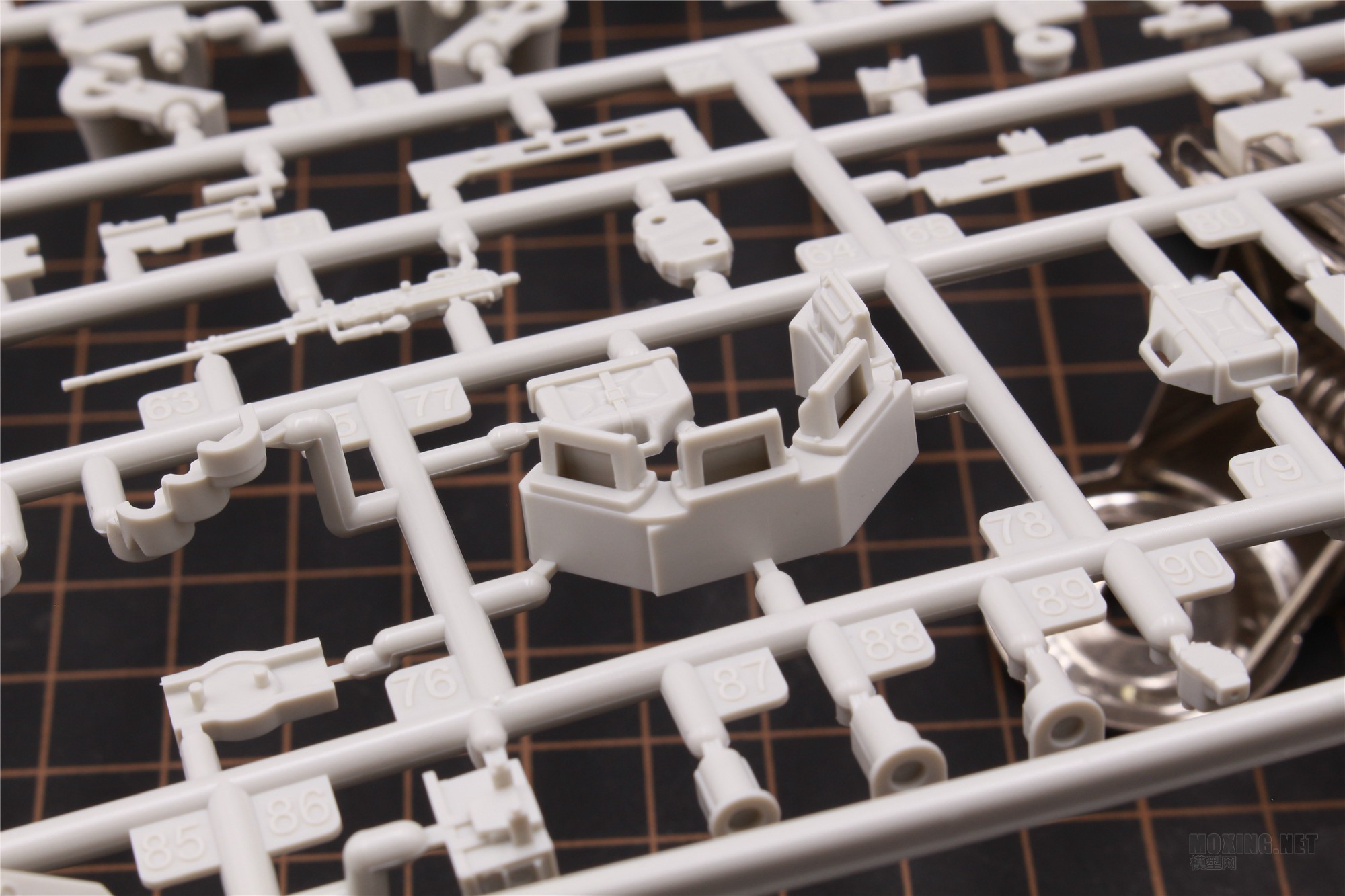 MENG,SS-018-1/35以色列“雌虎”重型装甲运输车-简介与开盒