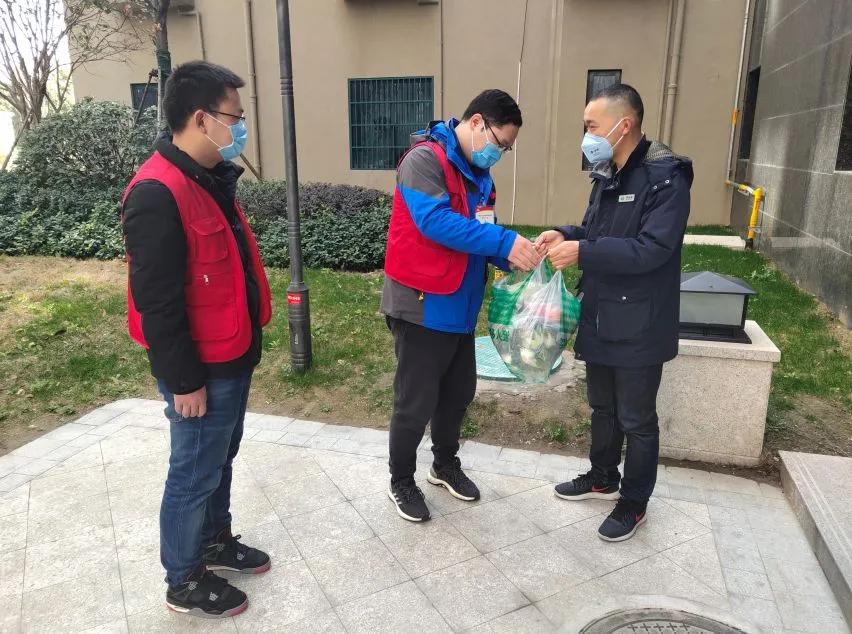 为抗疫一线医护人员送去关爱,众志成城抗疫情真情关怀暖心间