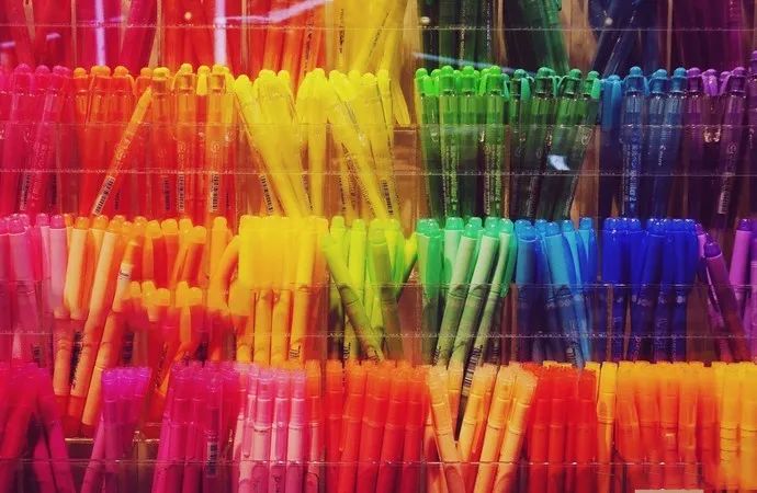 现在，全靠霓虹文具给我带来工作归属感